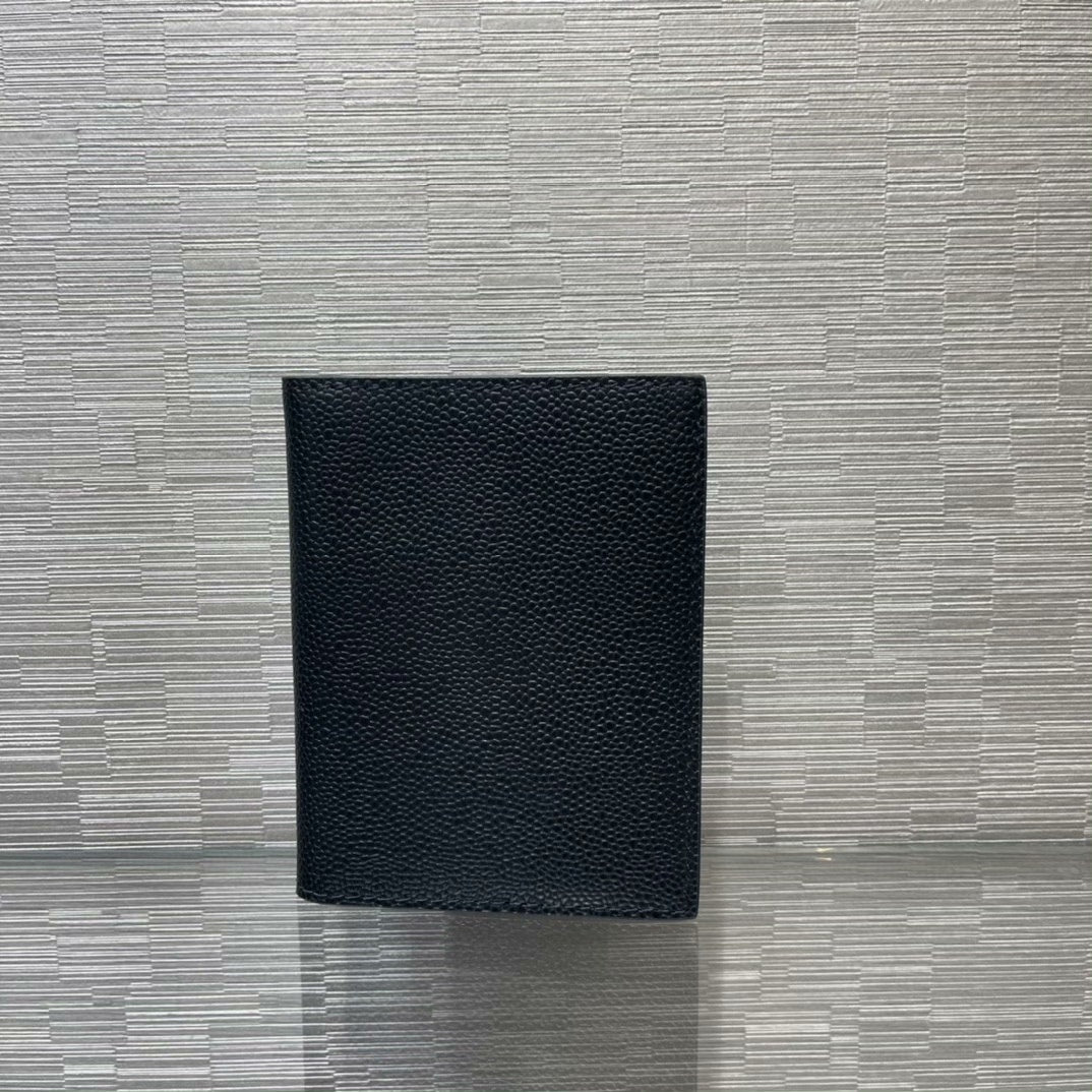 2025 Passport holder THOM TREND
