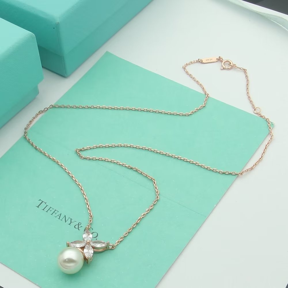TIFFANY & CO. Pearl Necklace