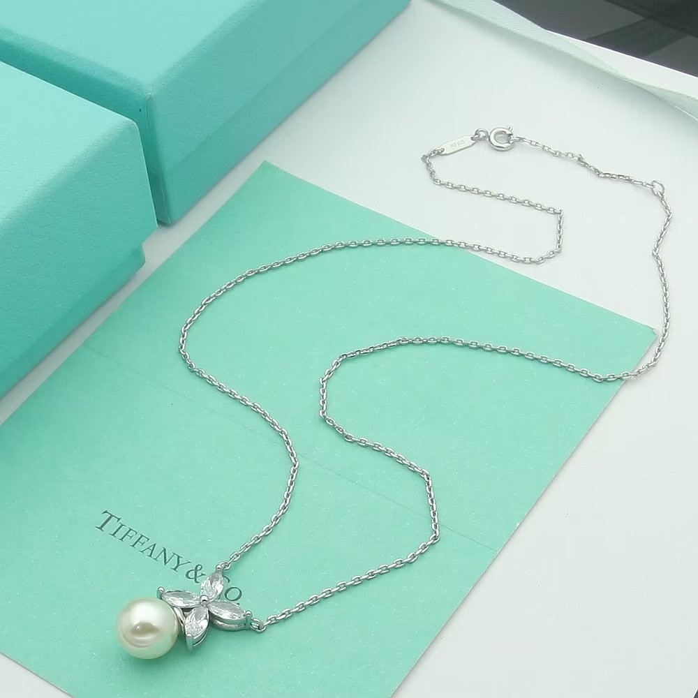 TIFFANY & CO. Pearl Necklace
