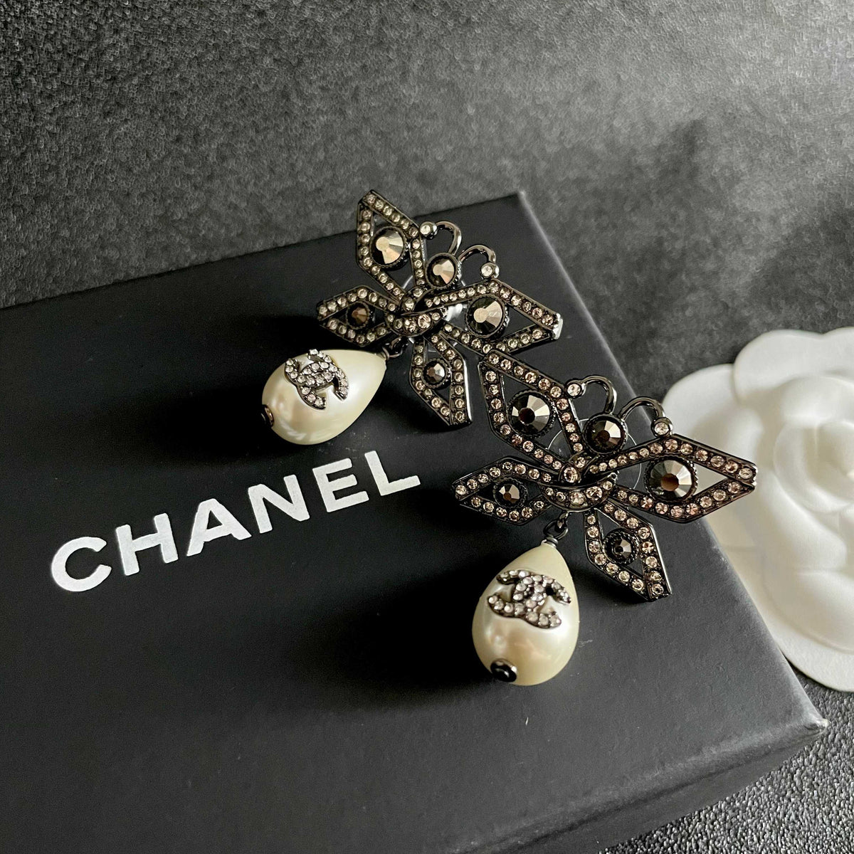 CHANEL P90 Pearl Double-C Bow Earrings