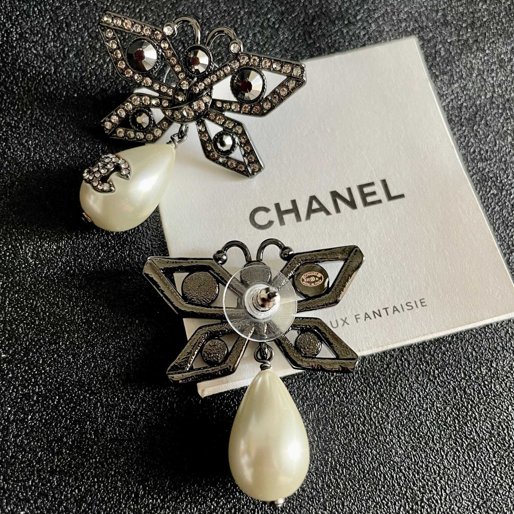 CHANEL P90 Pearl Double-C Bow Earrings