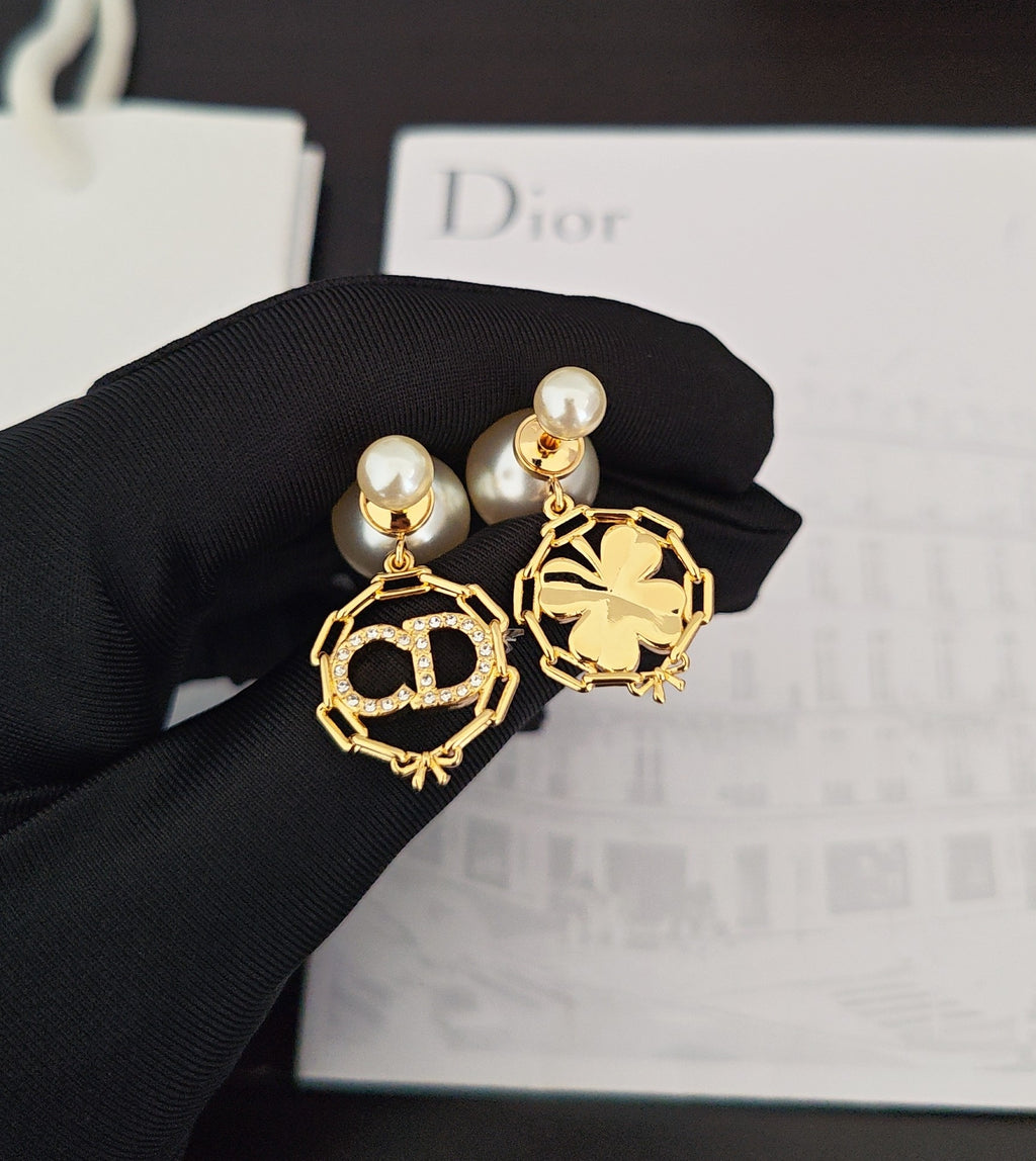 Pearl Four-Leaf Clover Earrings