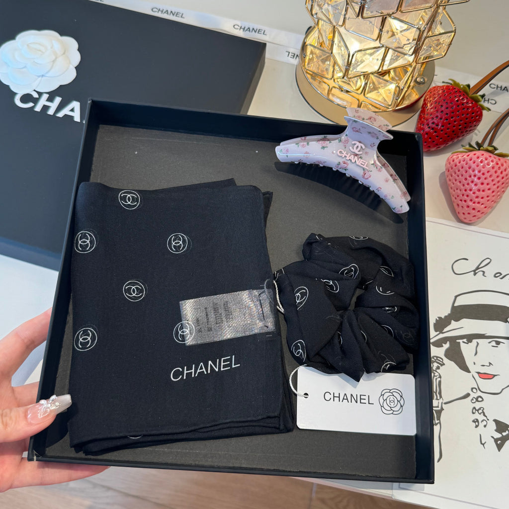 CHANEL Bow Necklace