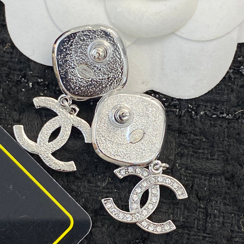 CHANEL Baroque Pearl Vintage Pendant Necklace