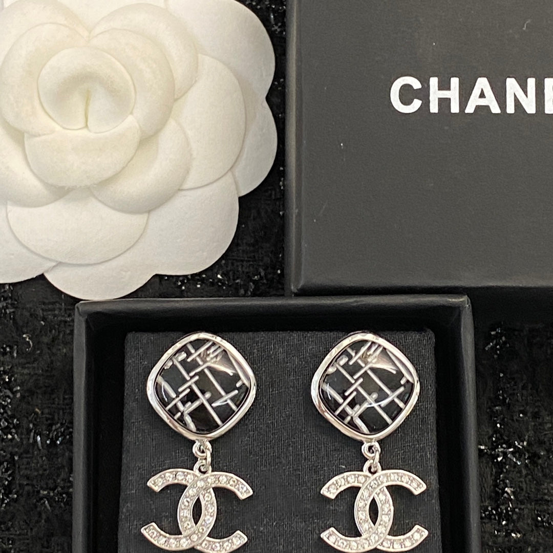 CHANEL Baroque Pearl Vintage Pendant Necklace