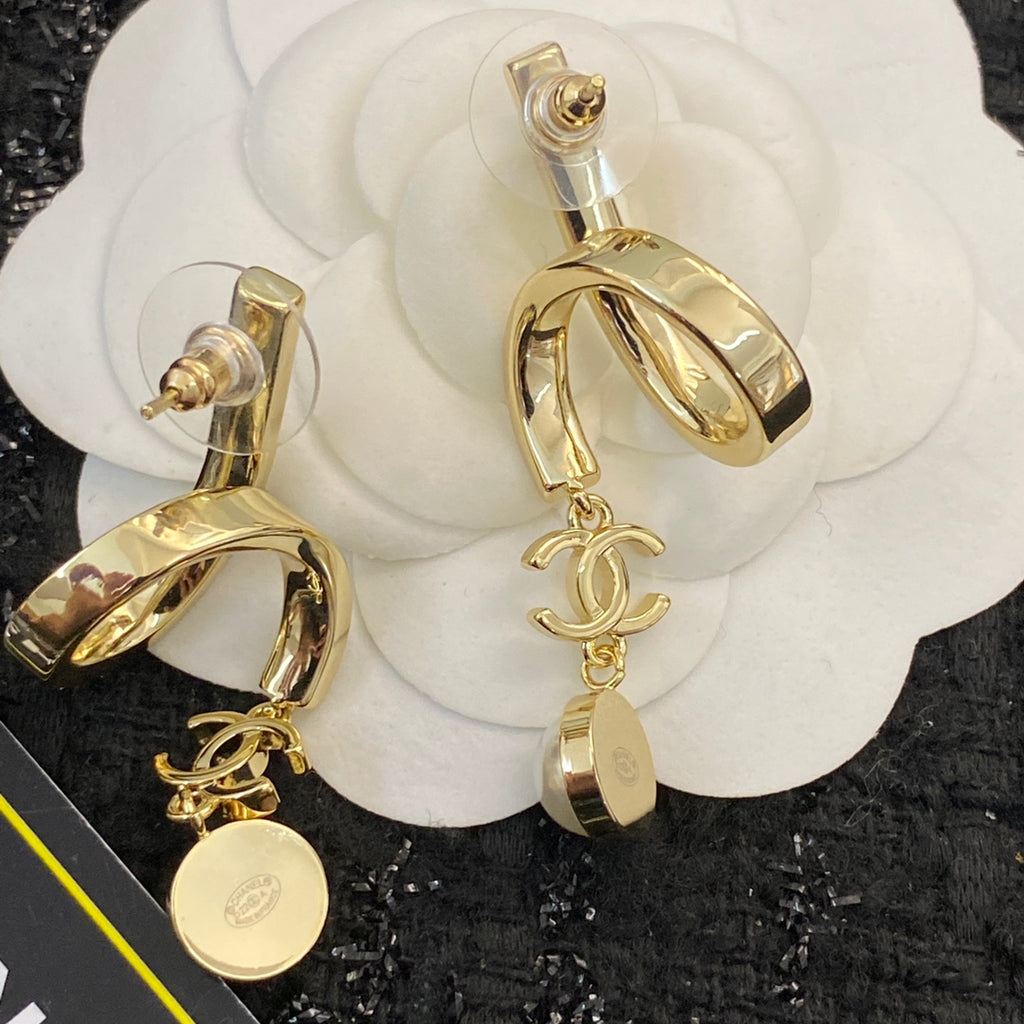 CHANEL Pearl Crystal Enamel Pendant Necklace