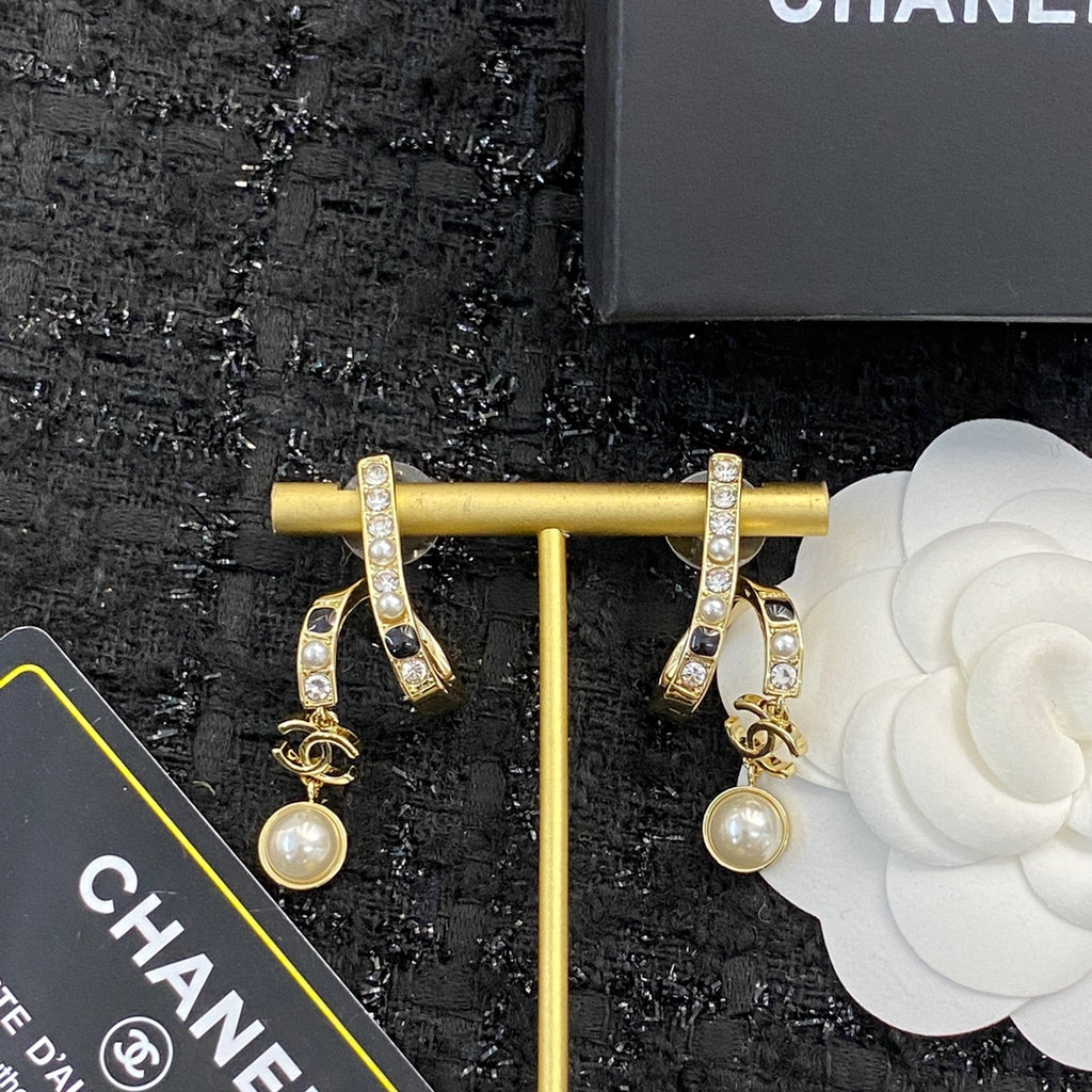 CHANEL Pearl Crystal Enamel Pendant Necklace