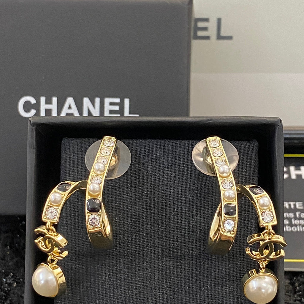CHANEL Pearl Crystal Enamel Pendant Necklace