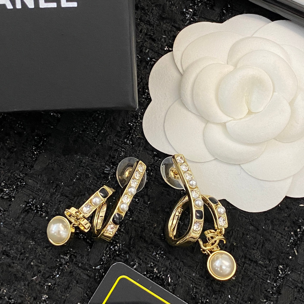 CHANEL Pearl Crystal Enamel Pendant Necklace