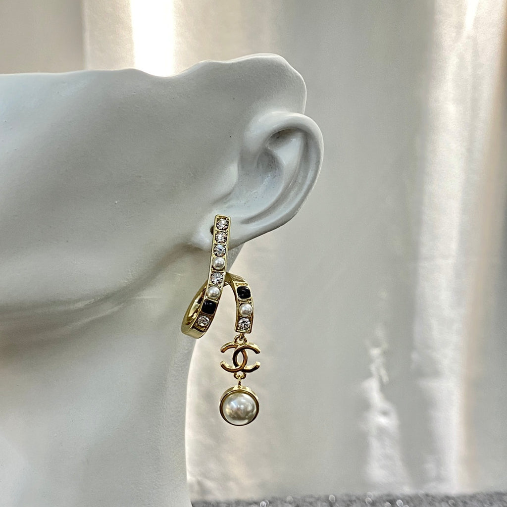 CHANEL Pearl Crystal Enamel Pendant Necklace