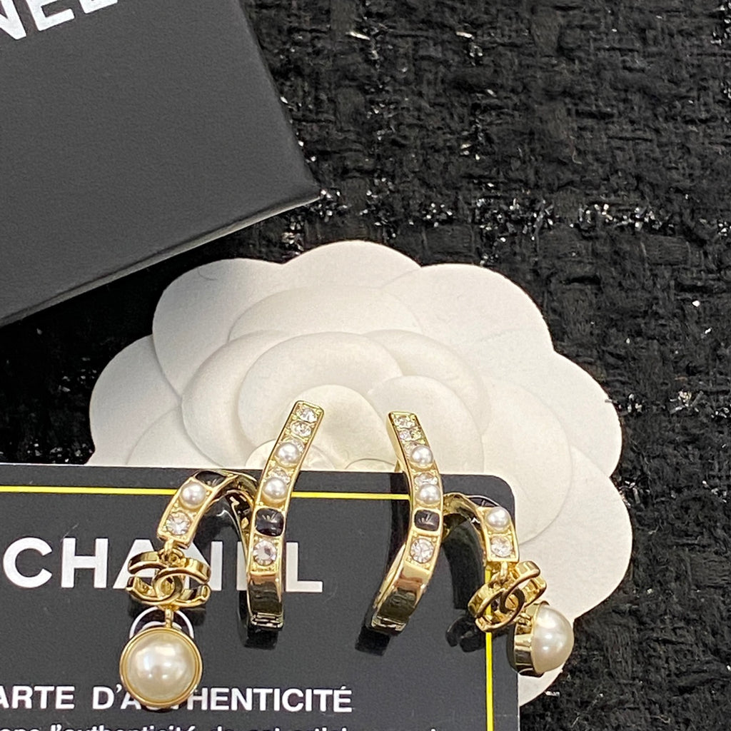 CHANEL Pearl Crystal Enamel Pendant Necklace