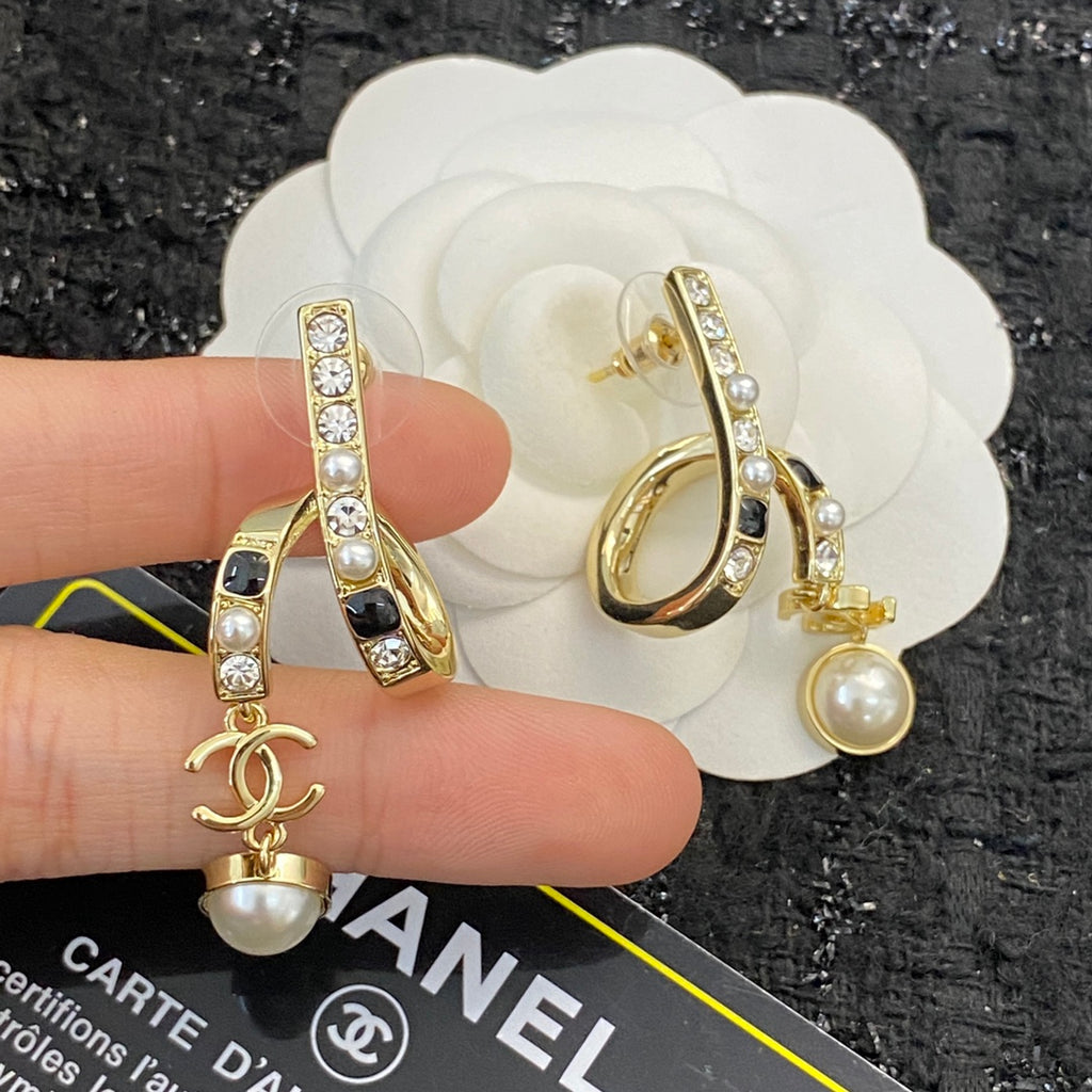 CHANEL Pearl Crystal Enamel Pendant Necklace