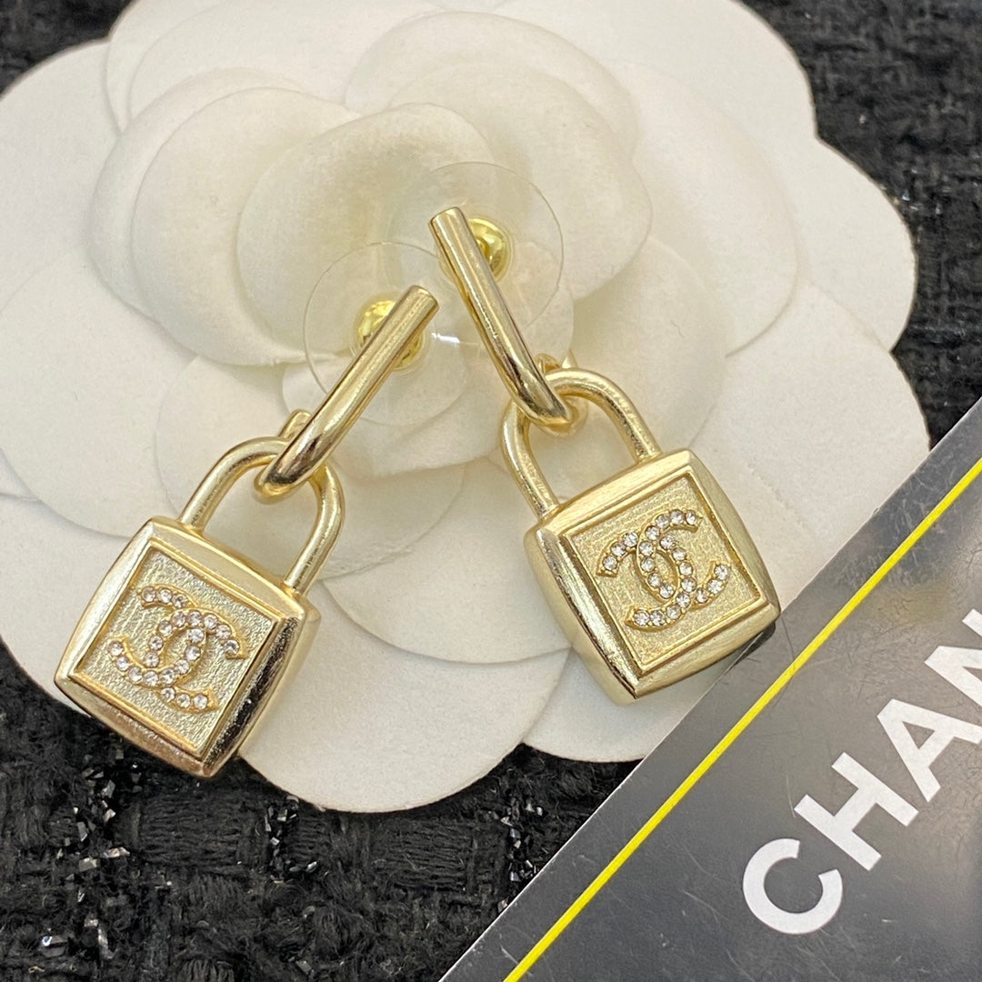 CHANEL Double-C Vintage Earrings