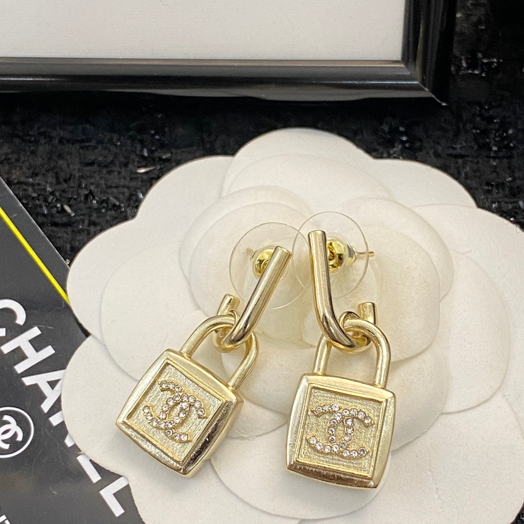 CHANEL Double-C Vintage Earrings