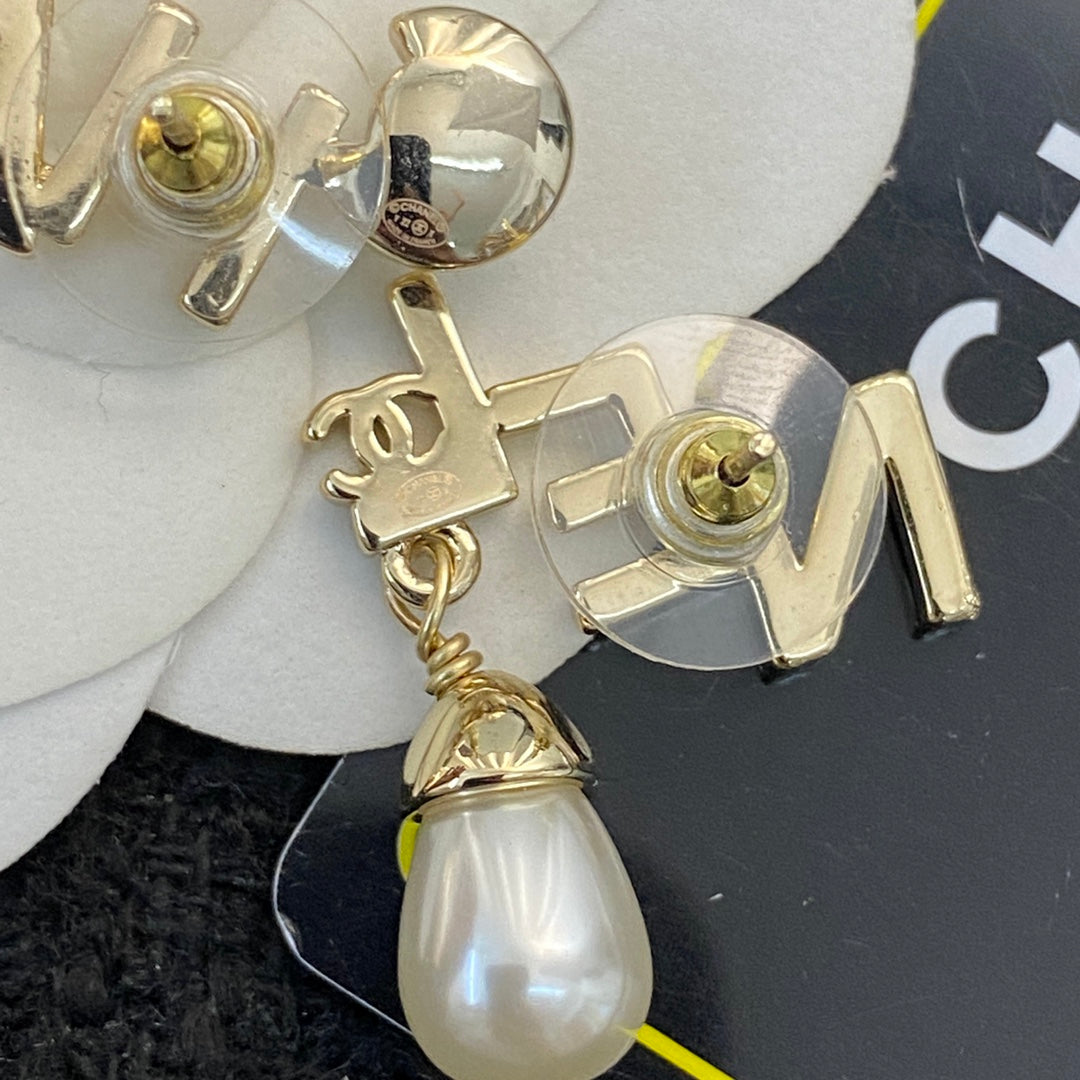 CHANEL Pearl Pendant Necklace