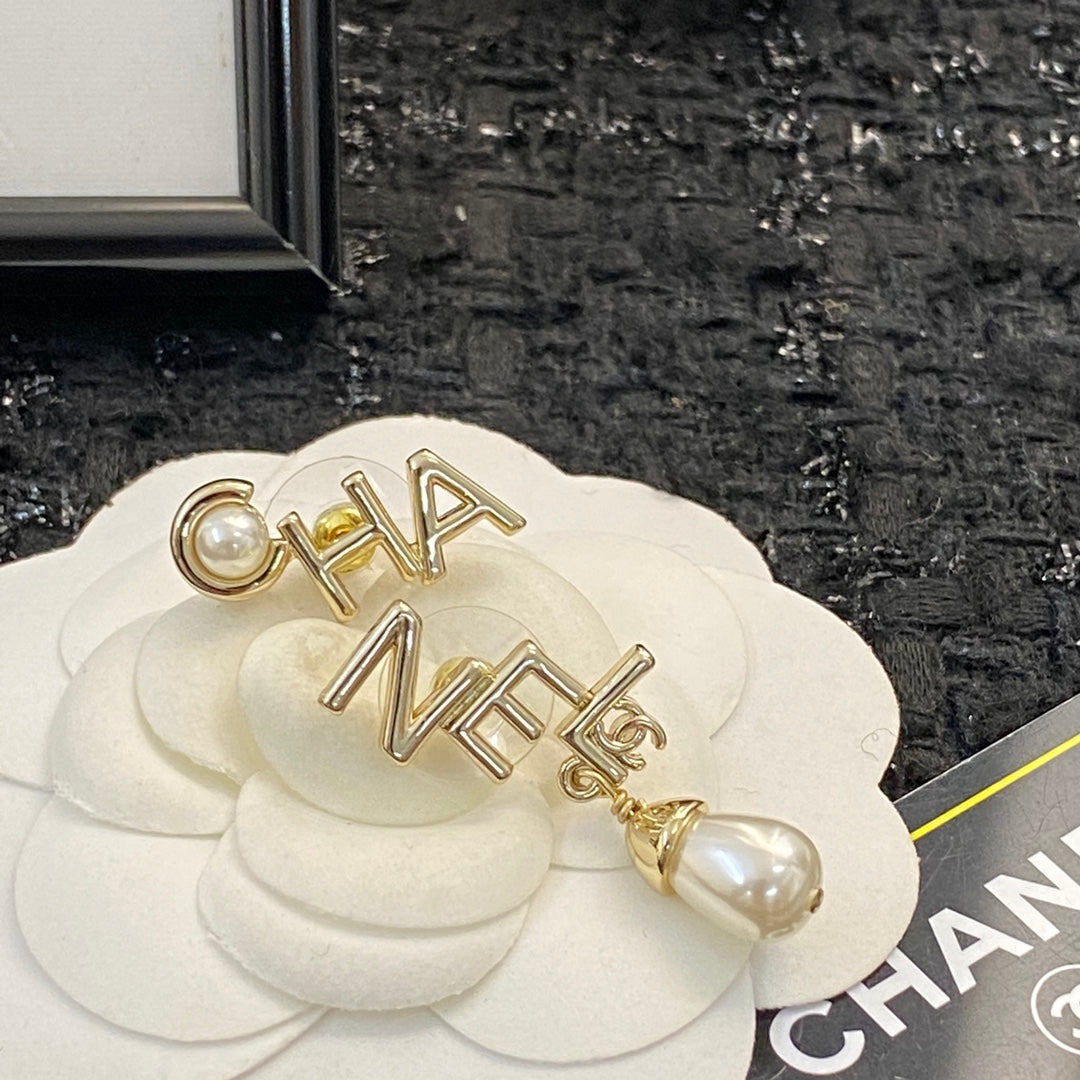 CHANEL Pearl Pendant Necklace