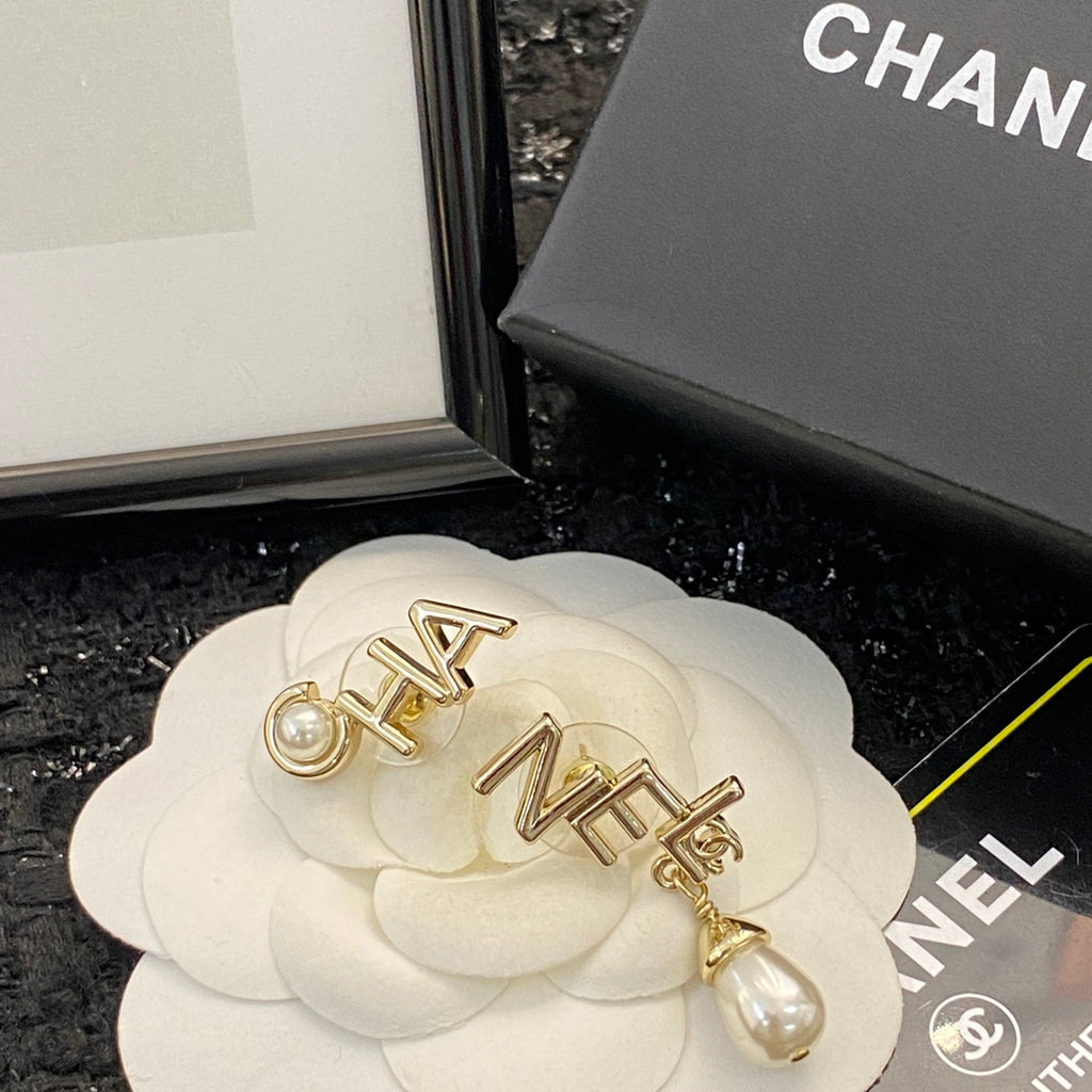 CHANEL Pearl Pendant Necklace