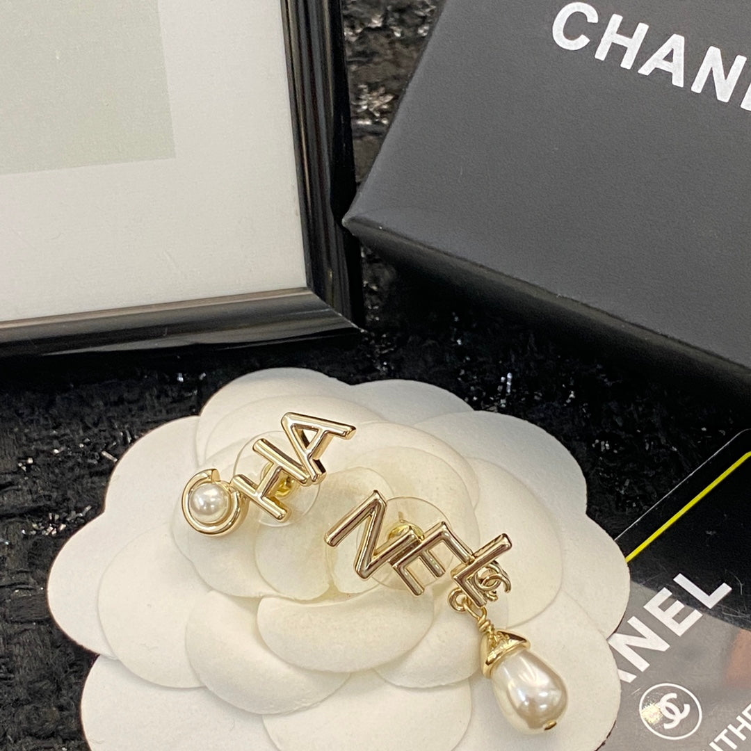 CHANEL Pearl Pendant Necklace