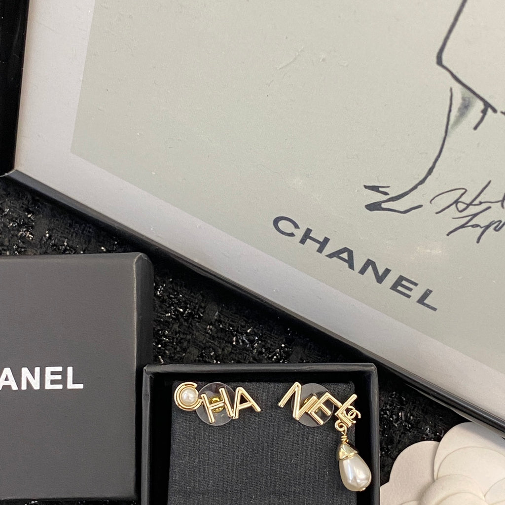 CHANEL Pearl Pendant Necklace