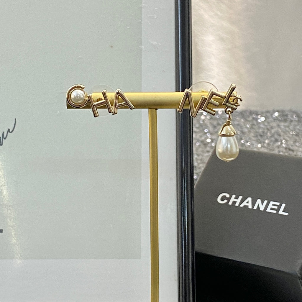 CHANEL Pearl Pendant Necklace