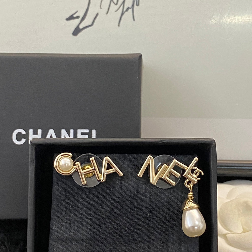 CHANEL Pearl Pendant Necklace