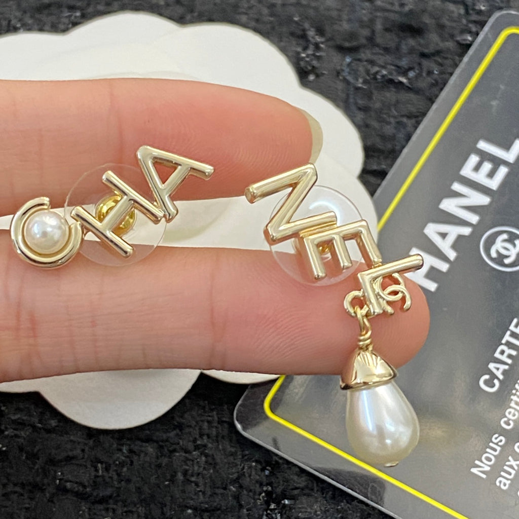 CHANEL Pearl Pendant Necklace