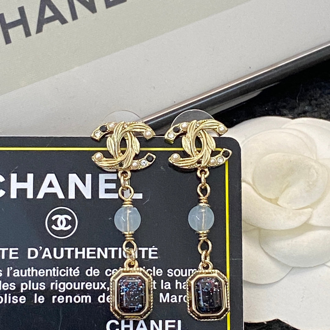 CHANEL Baroque Pearl Vintage Pendant Necklace