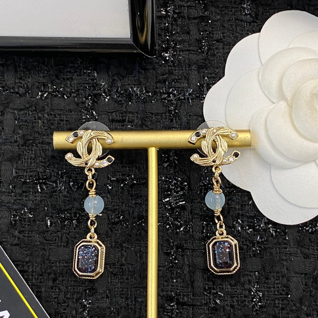 CHANEL Baroque Pearl Vintage Pendant Necklace