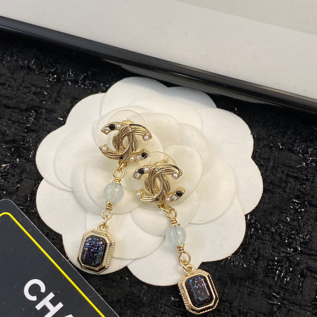 CHANEL Baroque Pearl Vintage Pendant Necklace