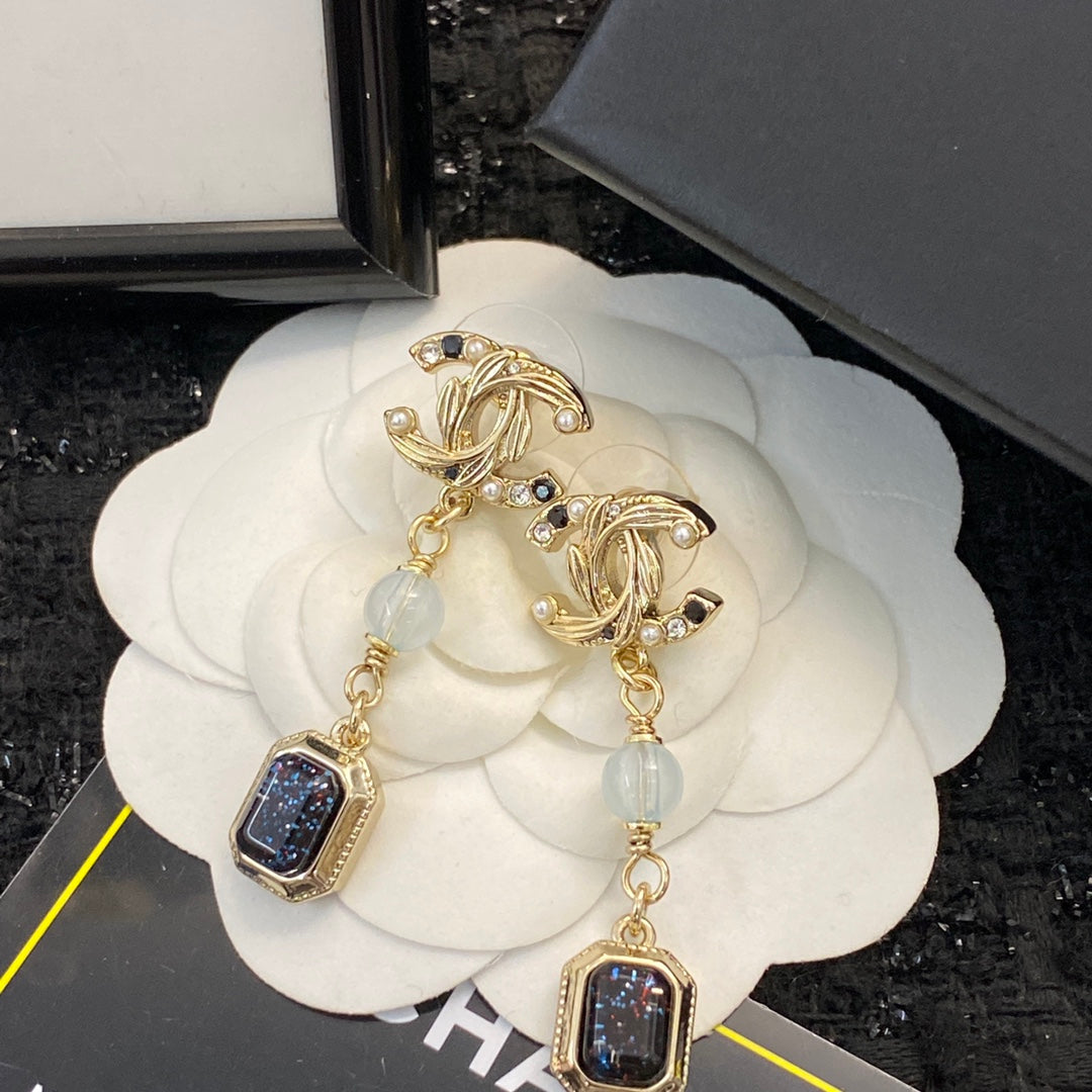 CHANEL Baroque Pearl Vintage Pendant Necklace