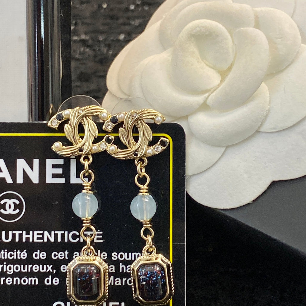 CHANEL Baroque Pearl Vintage Pendant Necklace