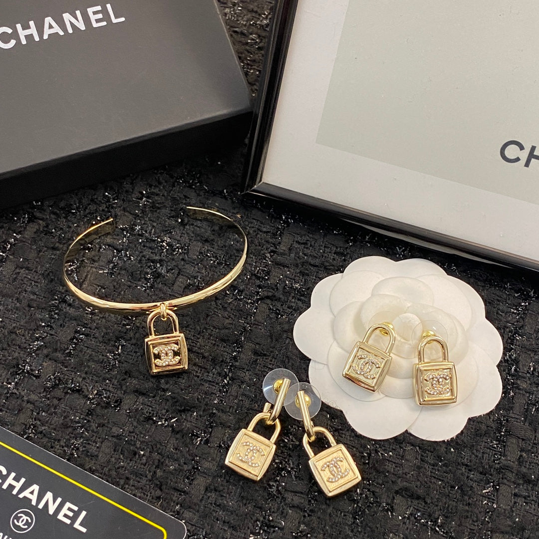 CHANEL Double-C Vintage Earrings