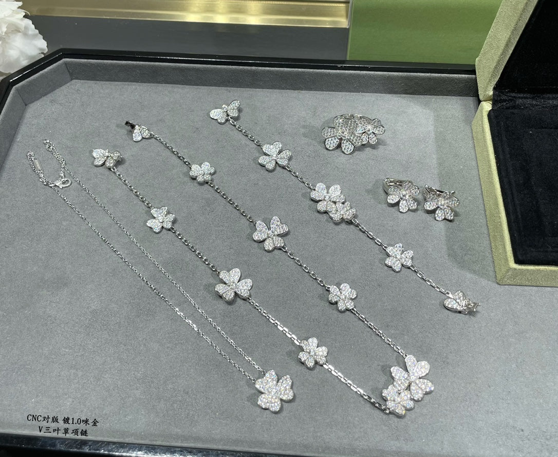 VAN CLEEF & ARPELS Crystal Four-Leaf Clover Necklace