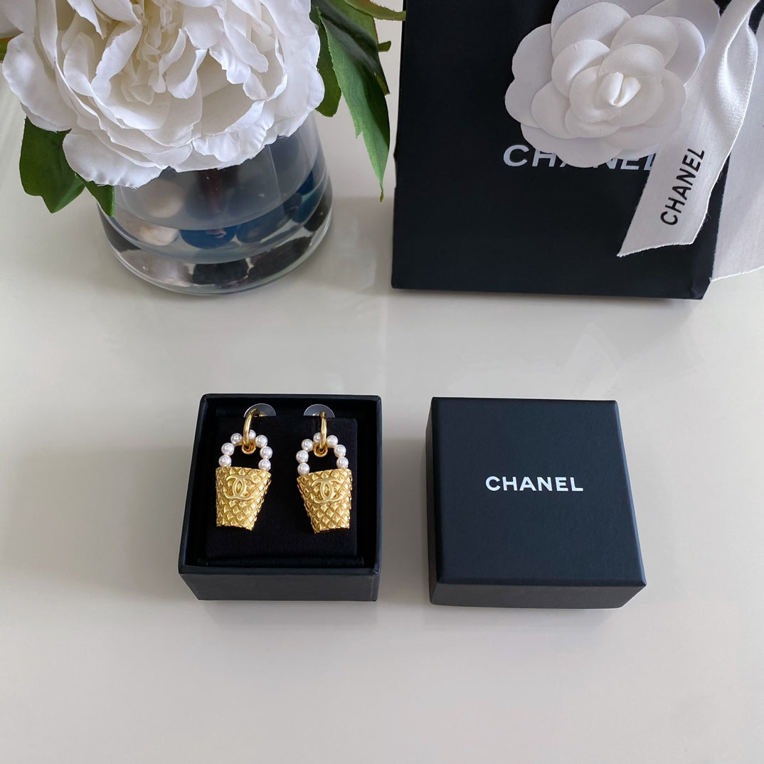 CHANEL P65 Pearl Vintage Earrings