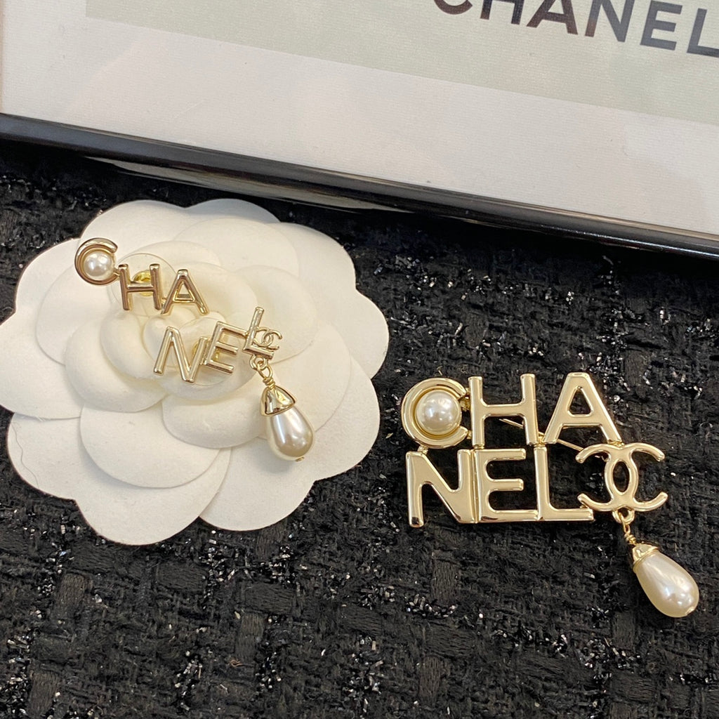 CHANEL Pearl Pendant Necklace