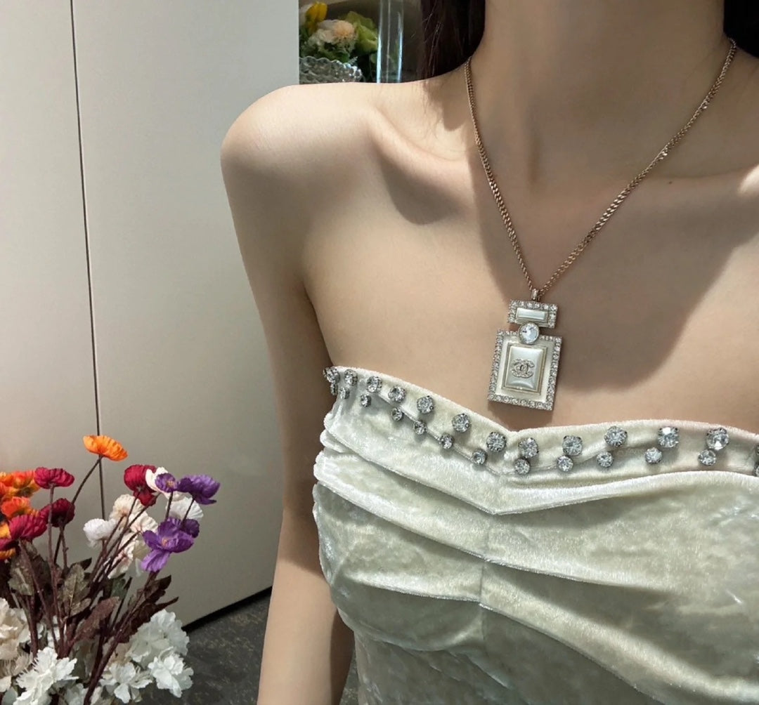 CHANEL Crystal Mother-of-Pearl Vintage Necklace