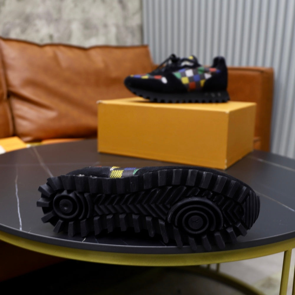 Louis Vuitton Men's Sneakers - Style 426331