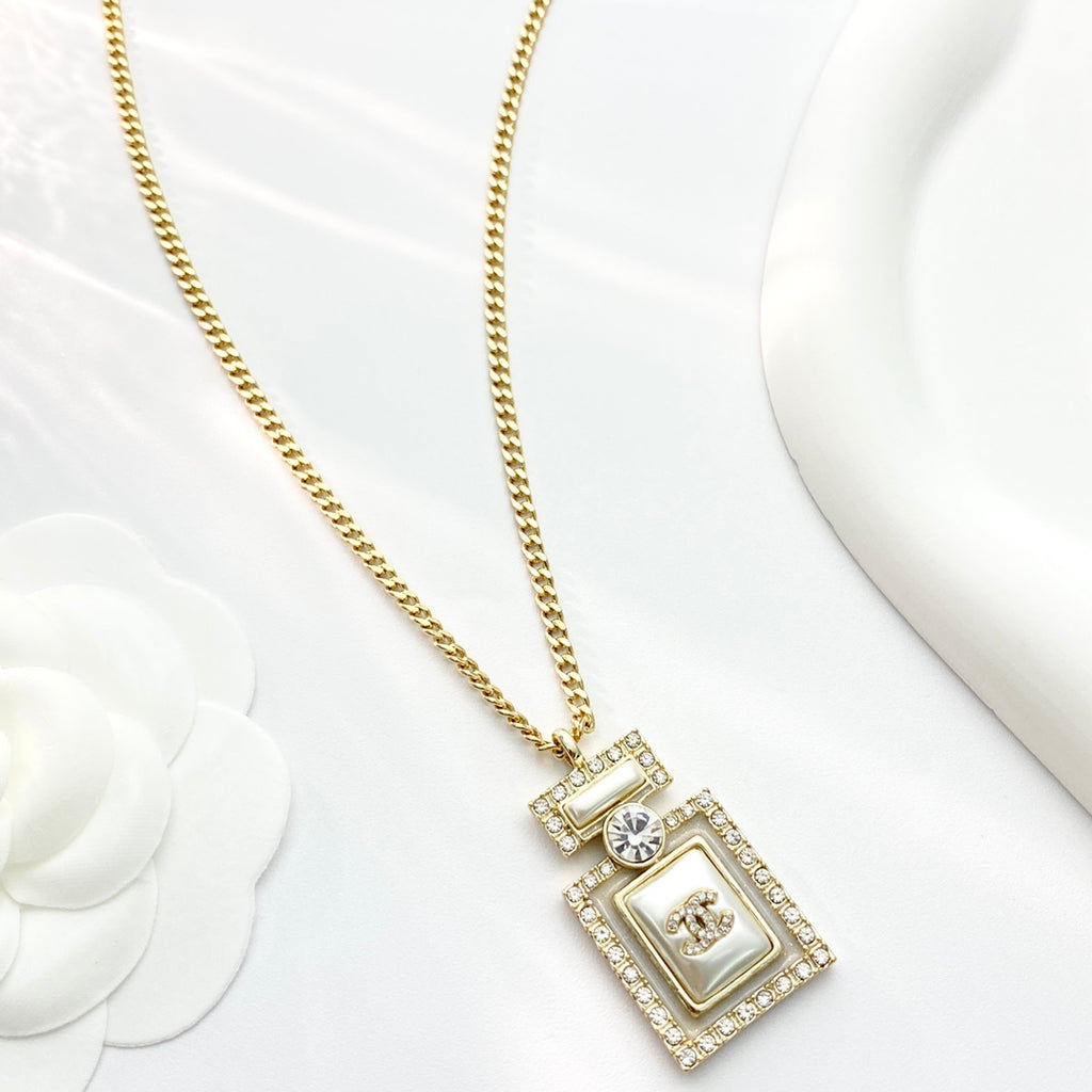 CHANEL Crystal Mother-of-Pearl Vintage Necklace