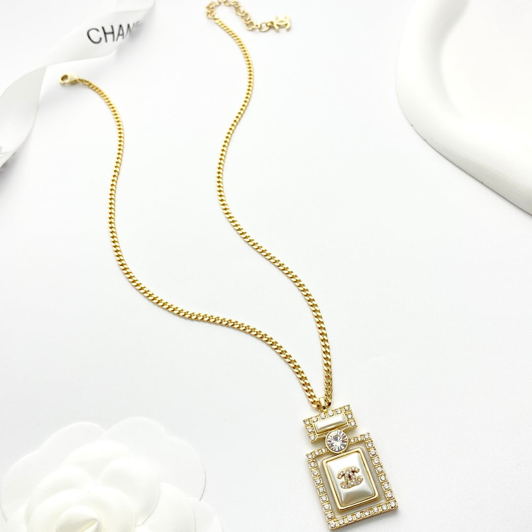 CHANEL Crystal Mother-of-Pearl Vintage Necklace