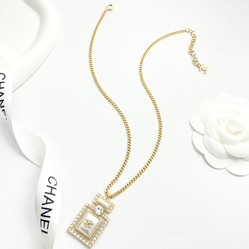 CHANEL Crystal Mother-of-Pearl Vintage Necklace