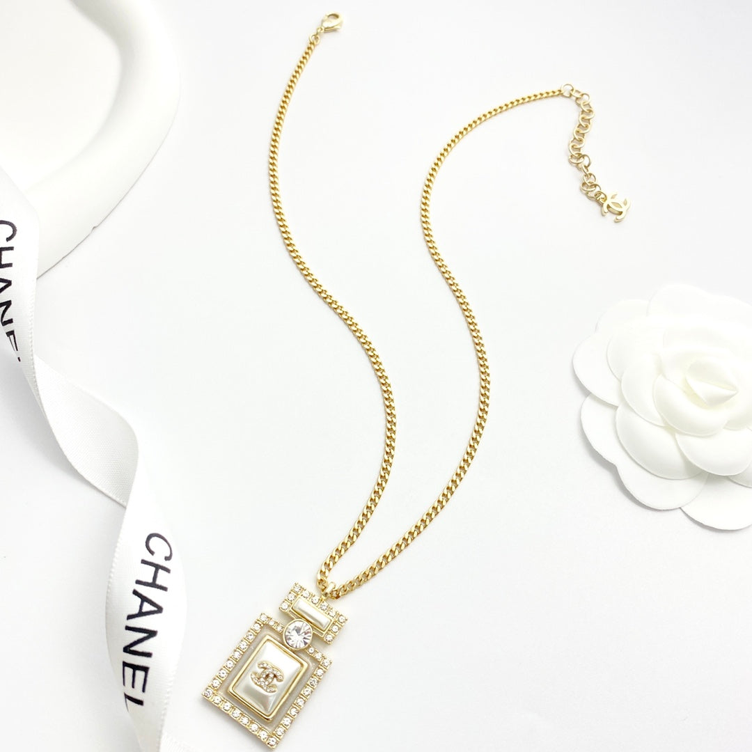 CHANEL Crystal Mother-of-Pearl Vintage Necklace
