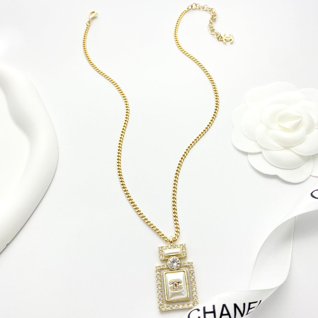 CHANEL Crystal Mother-of-Pearl Vintage Necklace