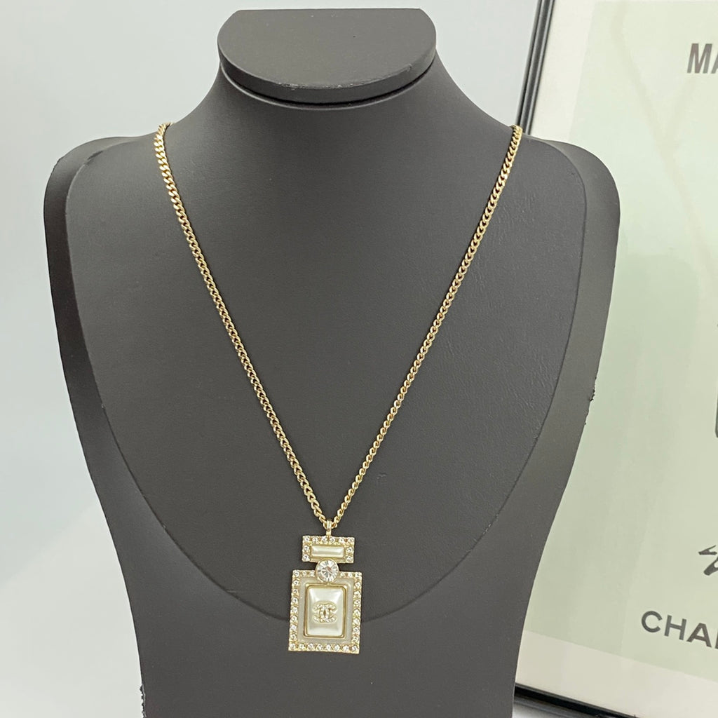 CHANEL Crystal Mother-of-Pearl Vintage Necklace