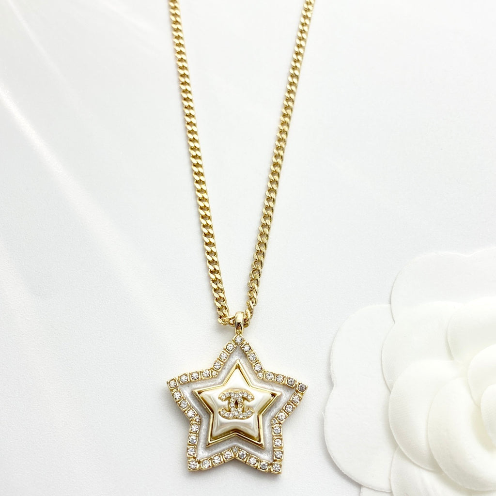 CHANEL Crystal Mother-of-Pearl Vintage Necklace