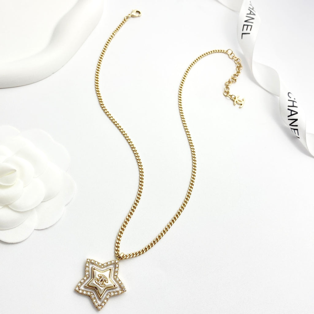 CHANEL Crystal Mother-of-Pearl Vintage Necklace