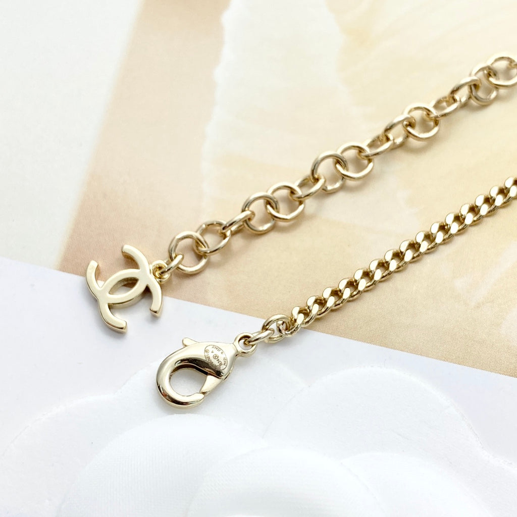 CHANEL Crystal Mother-of-Pearl Vintage Necklace