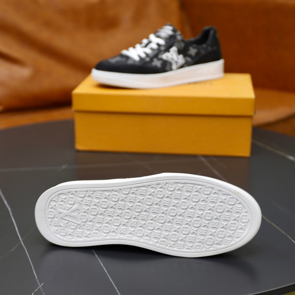 Louis Vuitton Men's Sneakers - Style 427297