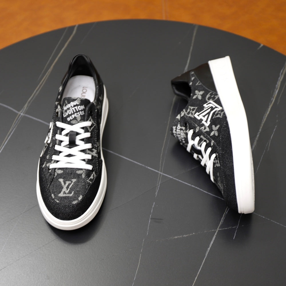 Louis Vuitton Men's Sneakers - Style 427297