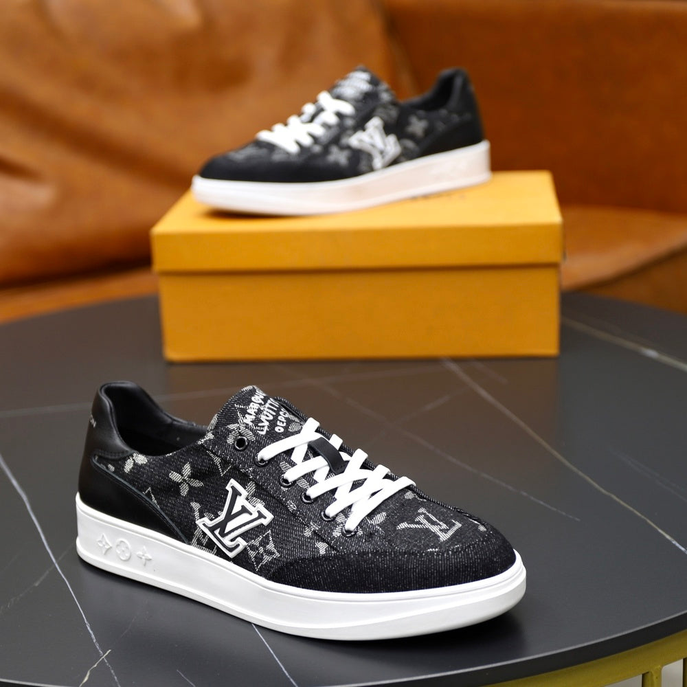 Louis Vuitton Men's Sneakers - Style 427297