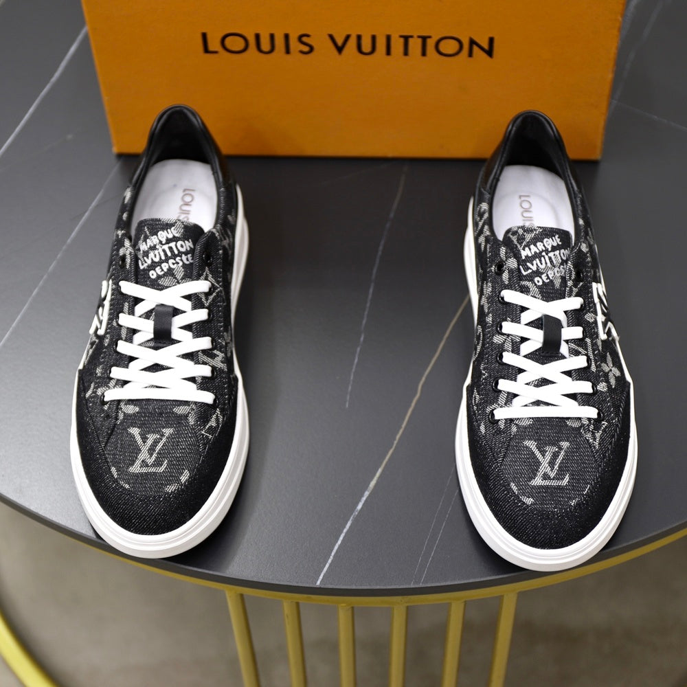 Louis Vuitton Men's Sneakers - Style 427297
